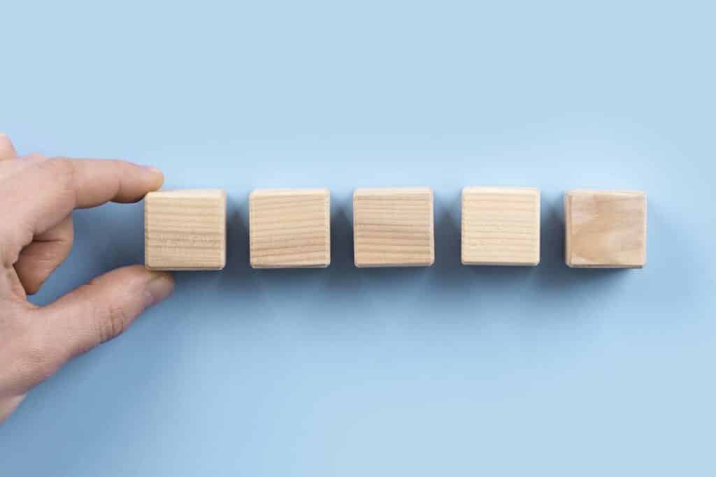 Succession de blocs illustrant la continuité des compétences du SEO vers le GEO